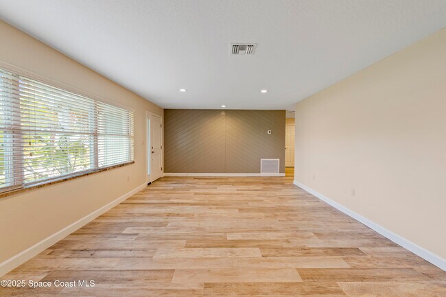 Building Photo - 215 S Robert Way