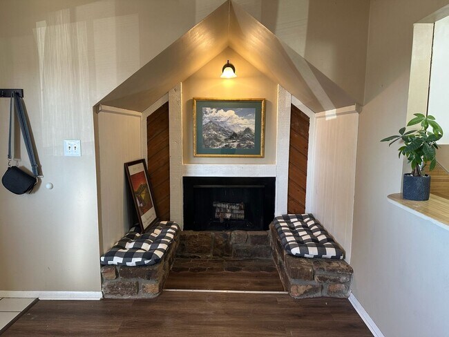 Foto del edificio - Beautiful move in ready first story condo.