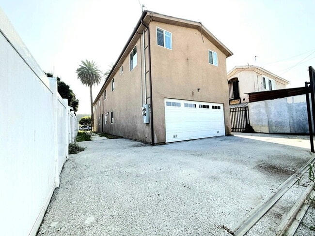 Building Photo - 827 E 74th St