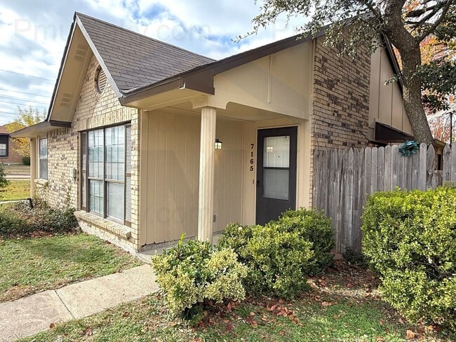 Foto del edificio - AVAILABLE NOW!!! Charming 2-bedroom, 1-bathroom duplex located in the vibrant city of Dallas
