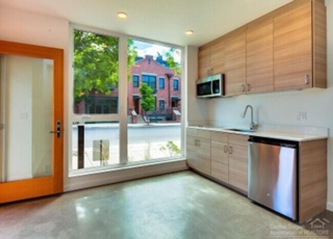 Foto del edificio - Partially Furnished Studio Apartment - Between Downtown Bend and Old Mill!