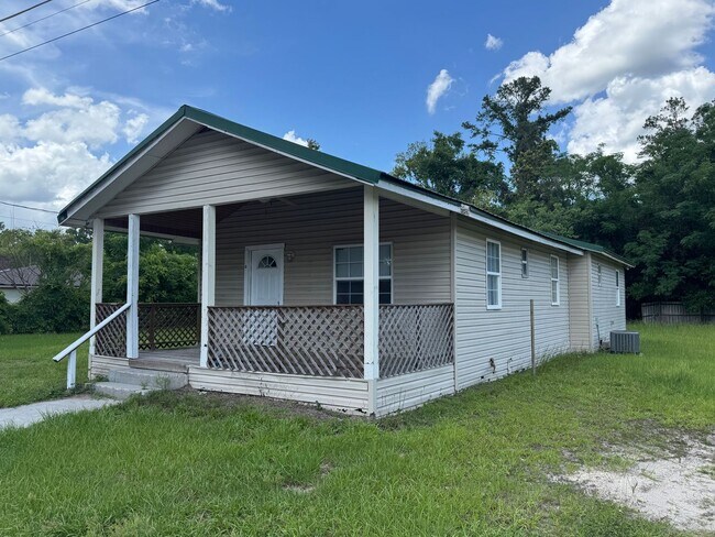 Foto del edificio - Charming 3 bedroom, 2 bath Florida Cracker-style home in Lake City