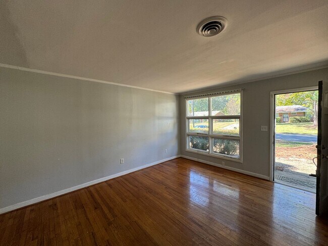 Foto del edificio - 1143 Lakewood Dr