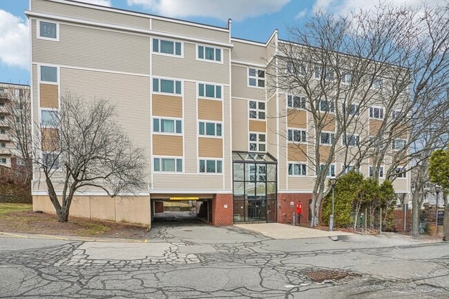 Building Photo - 35 Des Moines Rd