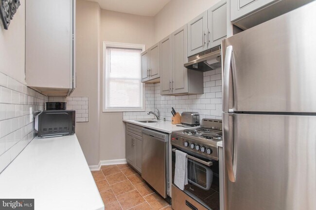 Building Photo - 883 N 5th St