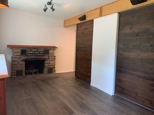 Foto del edificio - STUDENTS WELCOME! Cozy 1-Bedroom Bungalow w/ Garden and Detached Studio