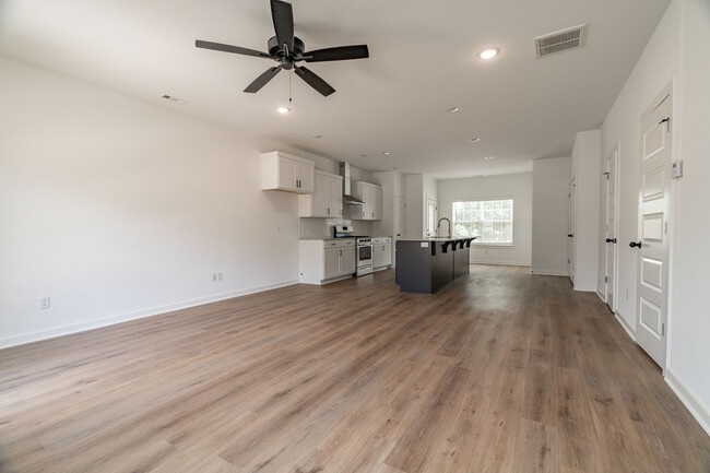 Building Photo - LIKE NEW 3-bedroom 2.5 bath Townhome in Fa...