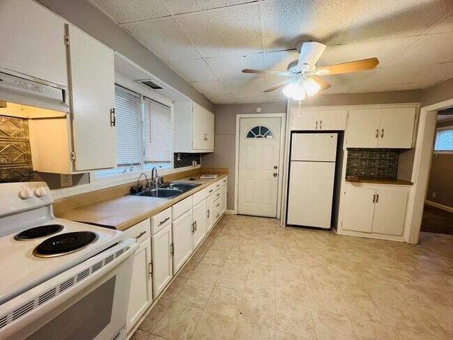 Foto del edificio - 3925 W 22nd St