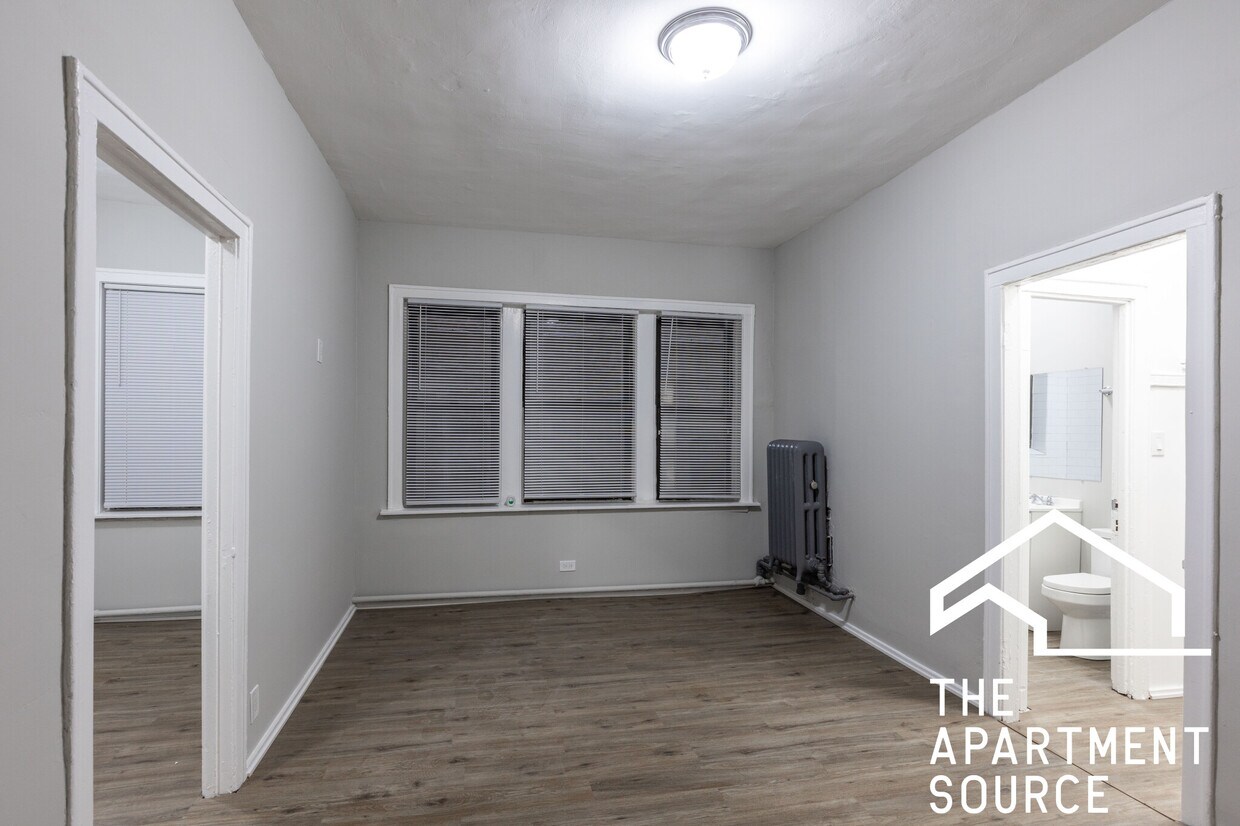 Foto principal - 5451 S Cornell Ave