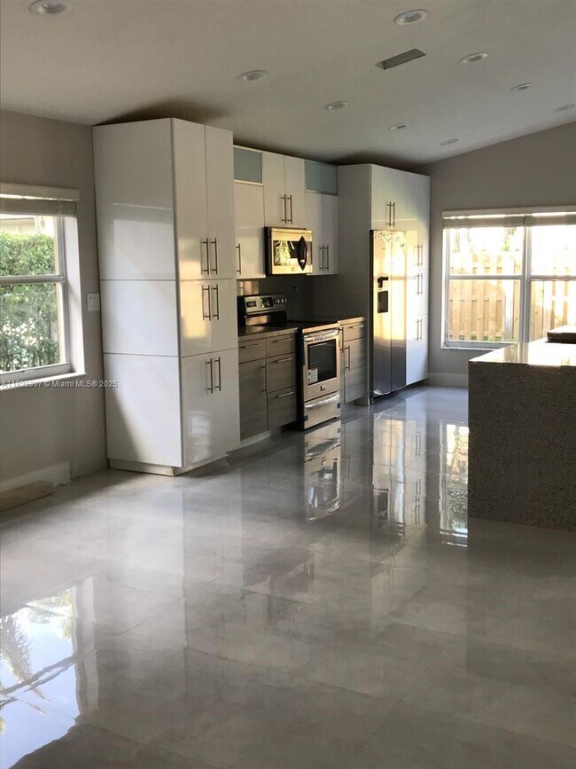 Foto del edificio - 16725 Sapphire Ct