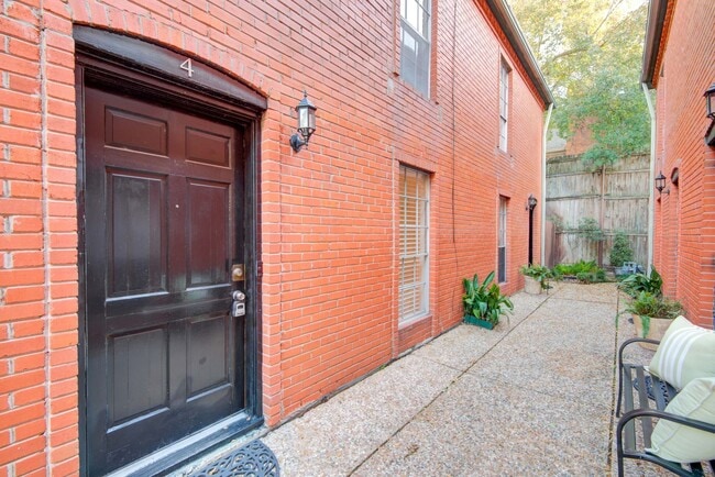 Building Photo - 2225 Mimosa Dr