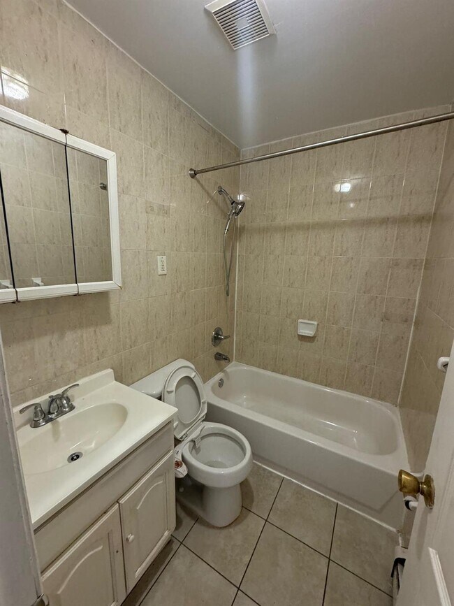 Foto del edificio - 115 Pugsley Ave