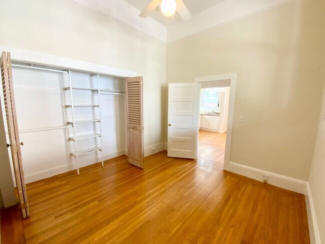 Foto del edificio - 1BR W/ Large Private Basement Space! HARDWOOD! LAUNDRY ON-SITE!