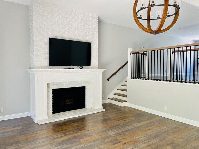 Foto del edificio - Gorgeous Venice Townhouse w/Upgrades Galore close to Beach+Canals w/Laundry+Garage+Pool