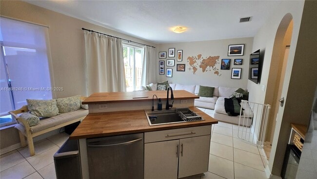 Foto del edificio - 5658 NW 113th Ave