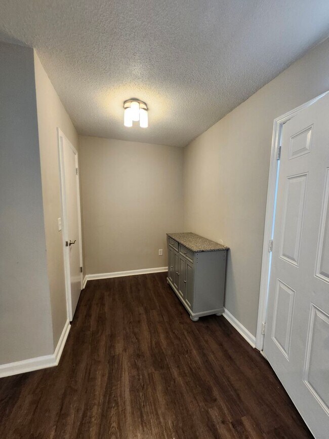 Foto del edificio - 6221 Bonny Oaks Dr
