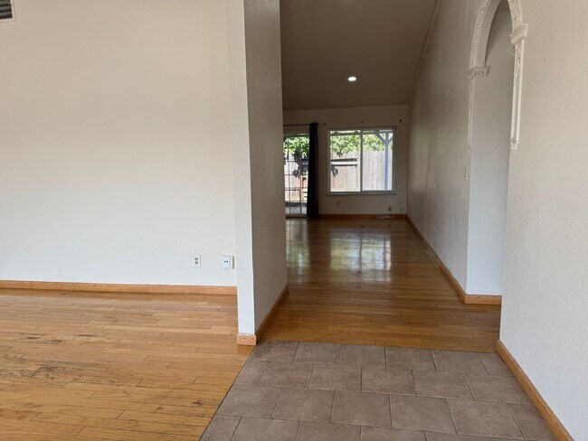 Foto del edificio - Single story home with low maintenance lan...