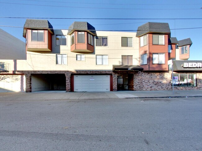 Foto del edificio - Spacious Apartment AVAILABLE NOW!!!