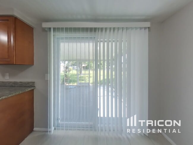 Building Photo - 3007 Bucida Dr