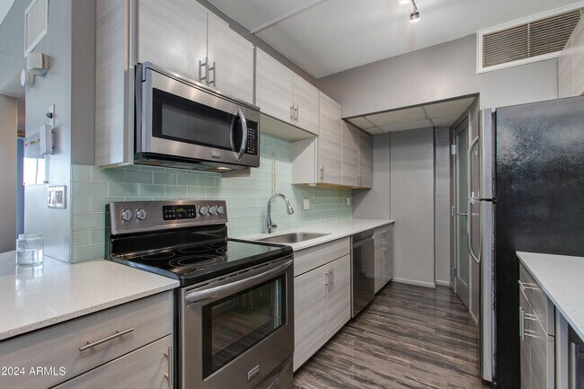 Building Photo - 805 N 4th Ave