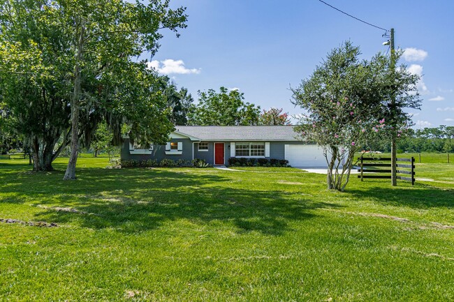 Building Photo - Charming 3/2.5 Home W/ 2 Car Garage on Ove...