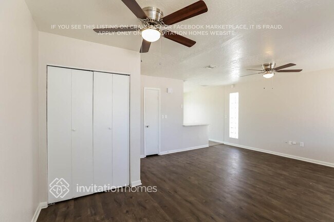 Building Photo - 1635 E Violet Dr