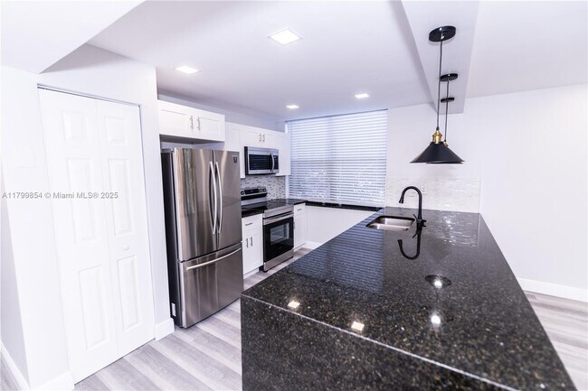 Building Photo - 450 Egret Cir