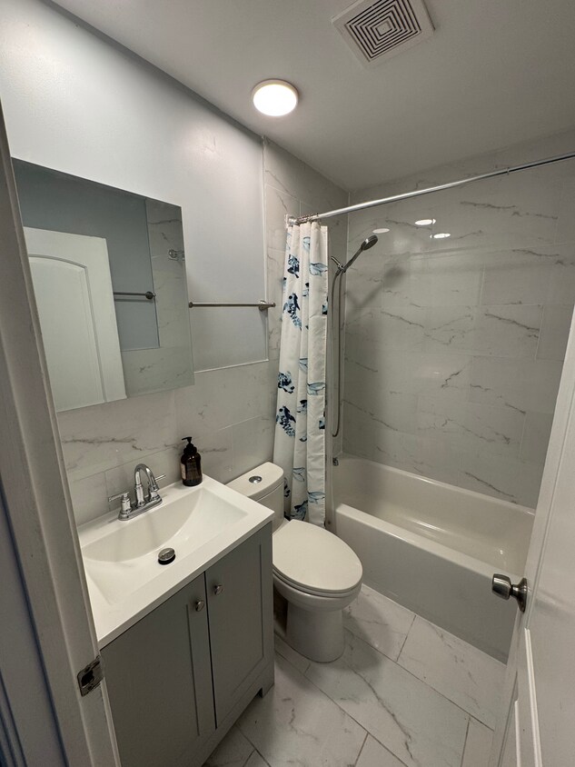 Foto principal - 5950 N Kenmore Ave