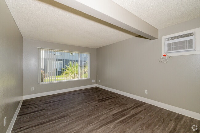 1BR, 1BA - 604SF - Living Room - Park Place Apartments