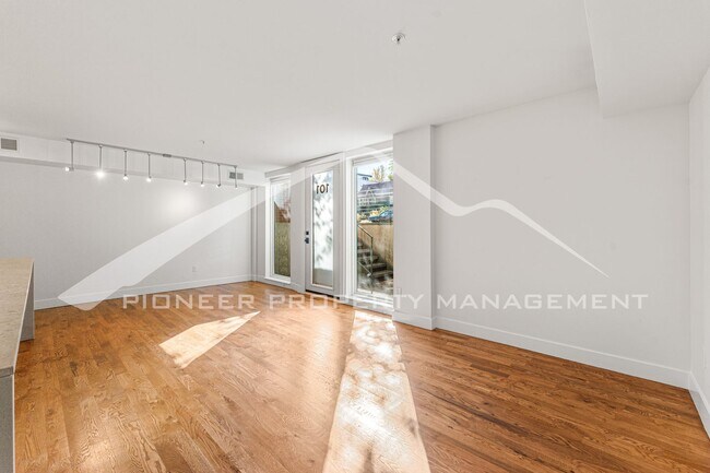 Building Photo - Spacious Condo with Patio and Parking