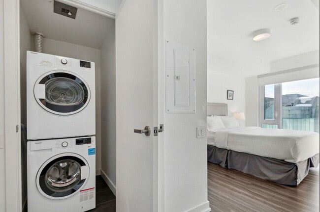 Building Photo - 99 Gerrard St W