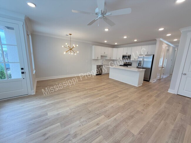 Building Photo - 703 Miramar Ln