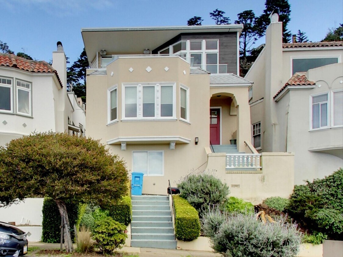 Foto principal - Stunning 4BR/3BA Home with Office, Laundry...