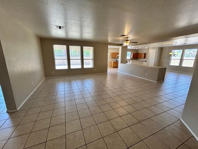 Foto del edificio - Spacious single story Peoria stunner w/New...