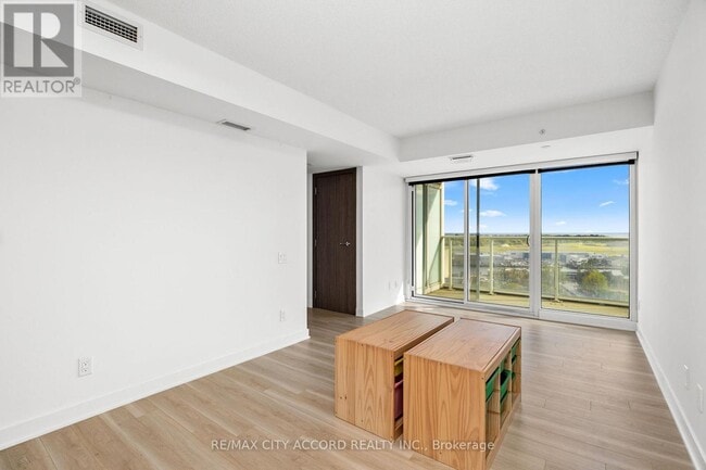 Building Photo - 17 Bathurst St