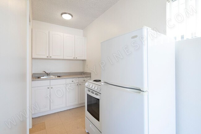Foto del edificio - Studio 1 block from Tourmaline Beach! ALL ...