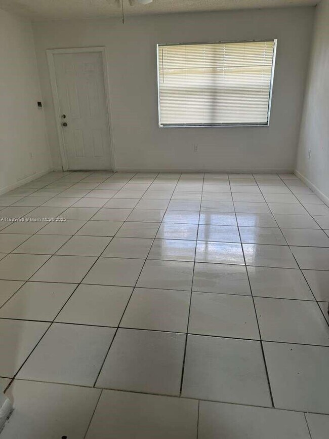 Foto del edificio - 2710 NW 11th Pl