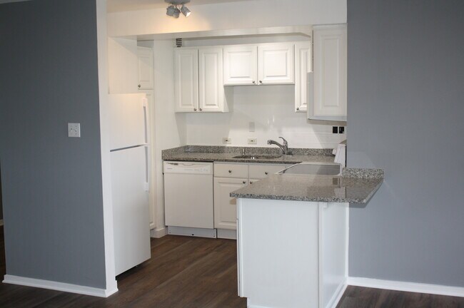 Kitchen - 2909 N Sheridan Rd