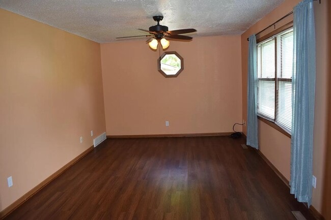 Building Photo - 352 3rd Ave