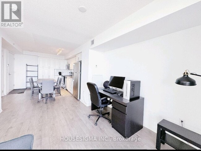 Photo du bâtiment - 830-2830 Lawrence Ave W