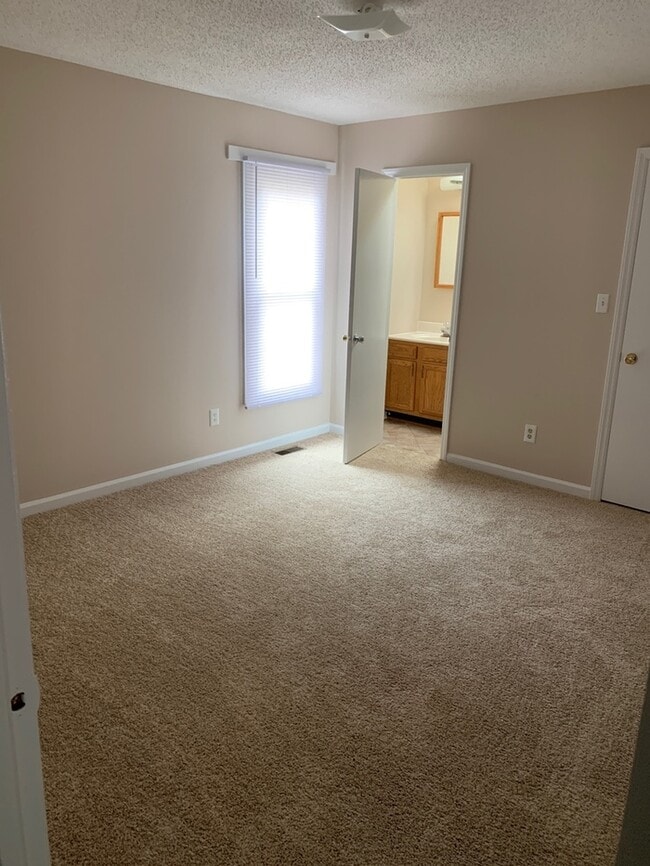 Building Photo - 2 bedroom 1.5 bath - Shelton Duplex $1195-...