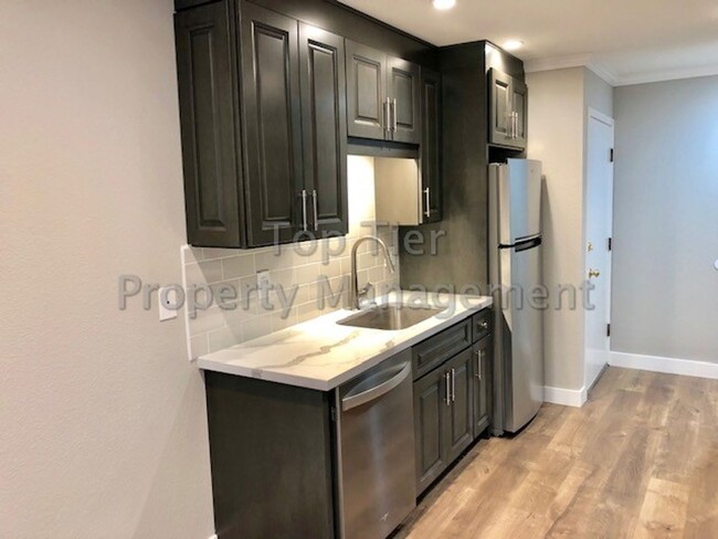 Building Photo - Meticulously renovated 2 Bd/1 Ba, 889 sf, ...