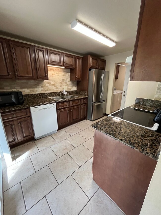 Building Photo - 2 Bed, 1.5 Bath home available now! Corner...