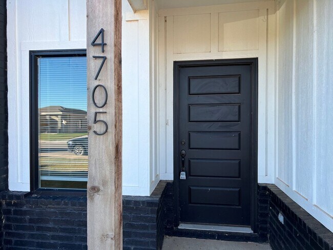 Building Photo - Gorgeous Luxury 4-Bedroom 2-Story Home Ava...