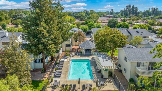 Building Photo - Welcome to this charming 2-bedroom, 1-bath...