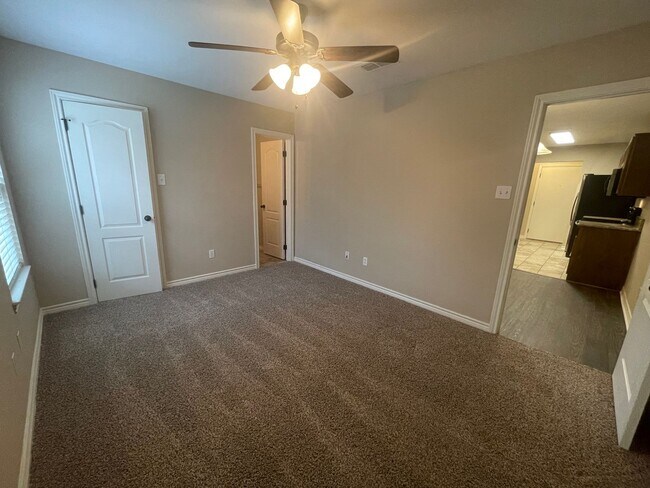 Foto del edificio - 3BR/2.5BA Townhome | 18' Ceilings | Granite | Garage | Lawn Care Incl | Benbrook TX 76116