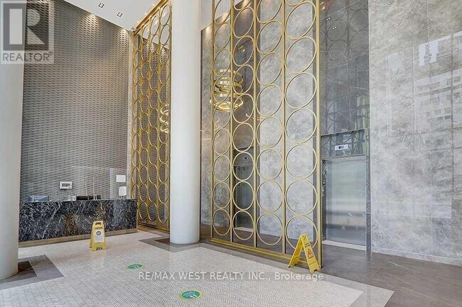 Photo du bâtiment - 330 Richmond St W