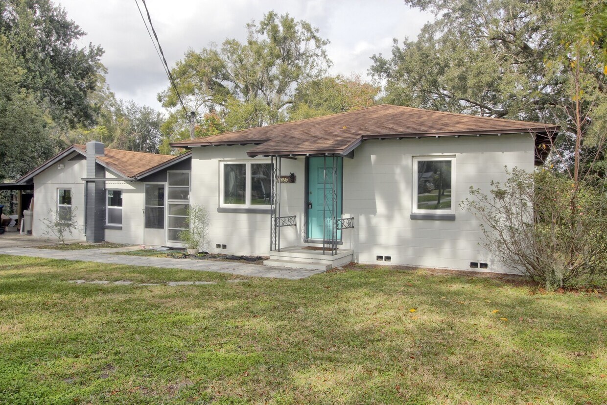 Foto principal - 3027 E Crystal Lake Ave
