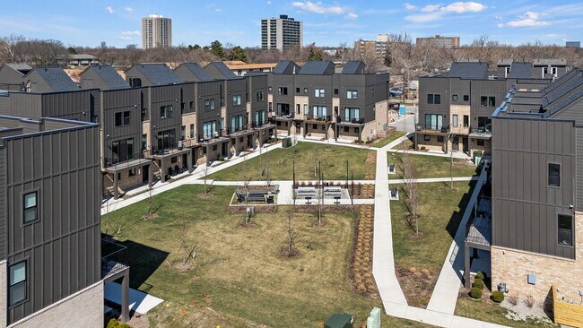 Foto del edificio - 1063 Hampton Cir