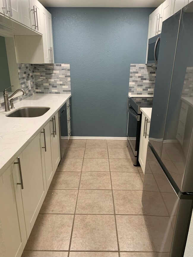 Kitchen with matching appliances - 220 NE Dogwood St